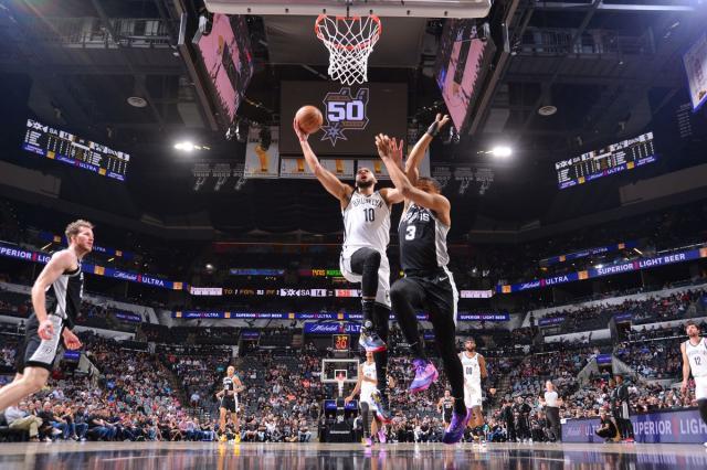 进攻无力败走圣安东尼奥 KD缺席后篮网一胜难求